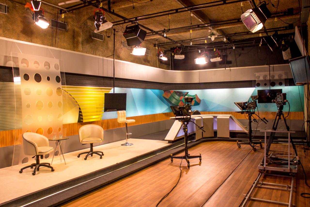Estúdio de televisão profissional com teleprompter