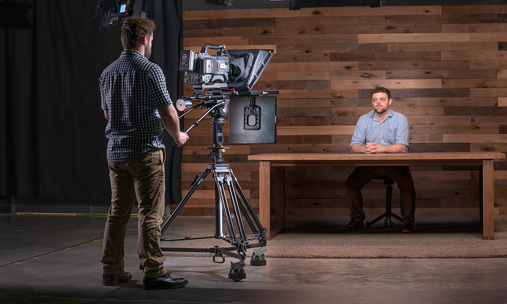 Apresentador gravando vídeo com teleprompter profissional